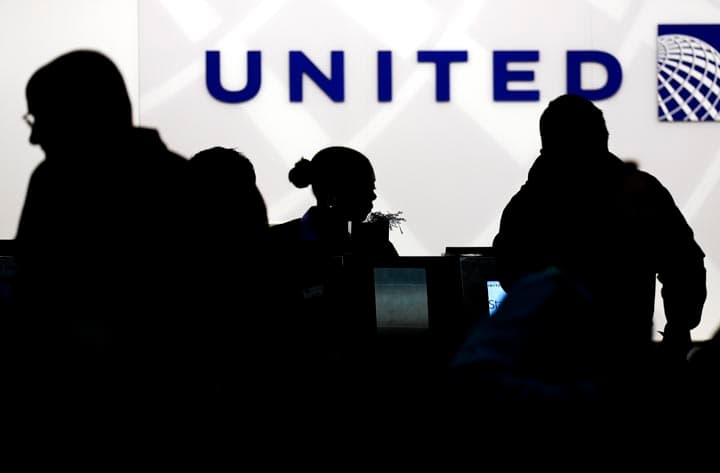 United Airlines rahbari yo‘lovchilar bilan bog‘liq mojarolar sababli jazolanadi