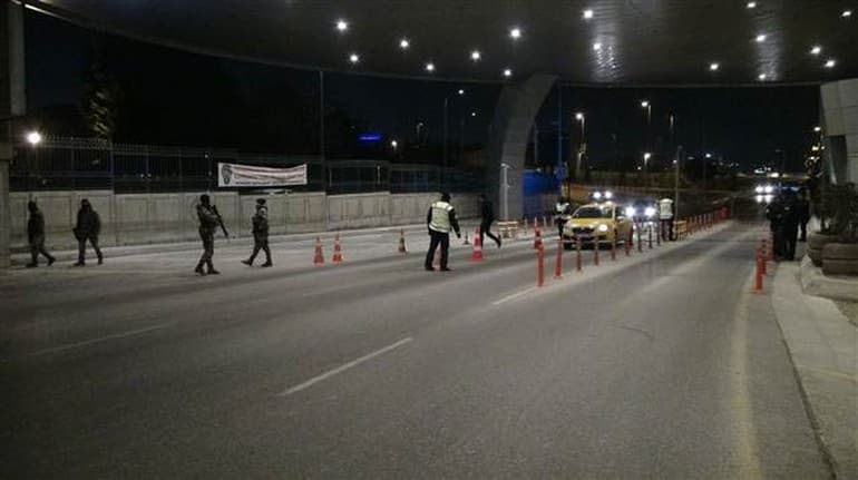 Istanbul aeroporti yaqinida politsiyachilar shubhali mashinaga o‘t ochishdi
