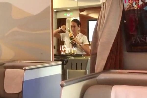 Emirates styuardessaning harakati sabab o‘z nomiga dog‘ tushirib qo‘ydi