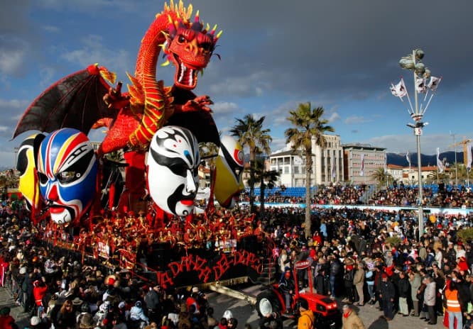 Fotojamlanma: Italiyada mashhur karnaval boshlandi