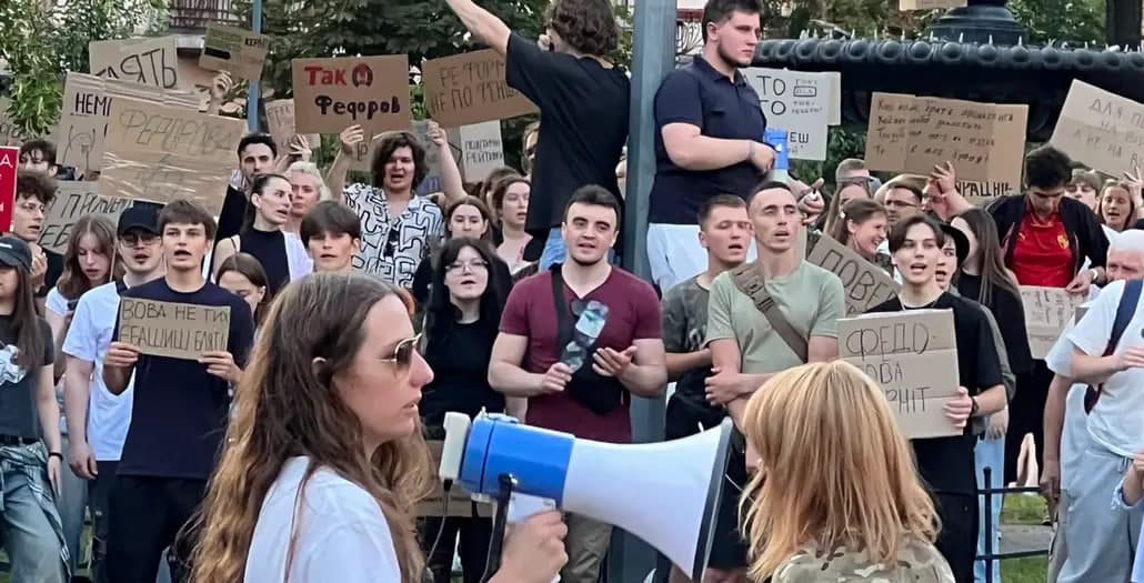 «Urushda ta’til bo‘lmaydi»: Kiyevda namoyishlar o‘ninchi kun davom etdi