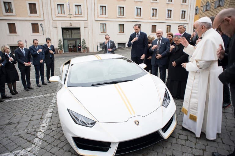 Rim papasiga Lamborghini hadya qilishdi