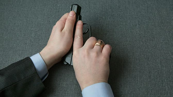 AQShda Maxfiy xizmat xodimi tasodifan o‘zini otib qo‘ydi