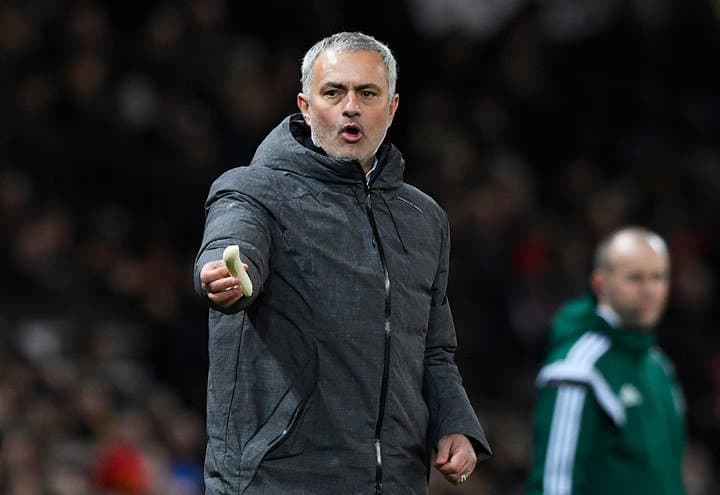 Video: Mourino o‘yin vaqtida futbolchini banan bilan oziqlantirdi
