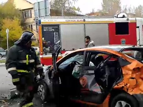Moskvada avtomobil avtobus bekatiga urilishi oqibatida 3 kishi halok bo‘ldi