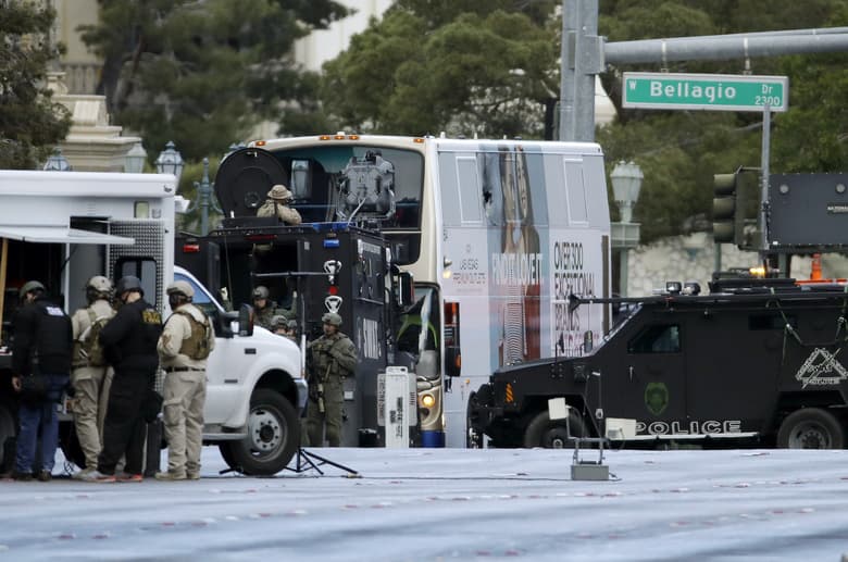 Las-Vegasda avtobus ichiga qamalib olgan mergan politsiyaga taslim bo‘ldi