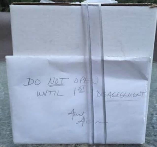 To‘y sovg‘asidagi yozuv: Birinchi janjalgacha ochilmasin!
