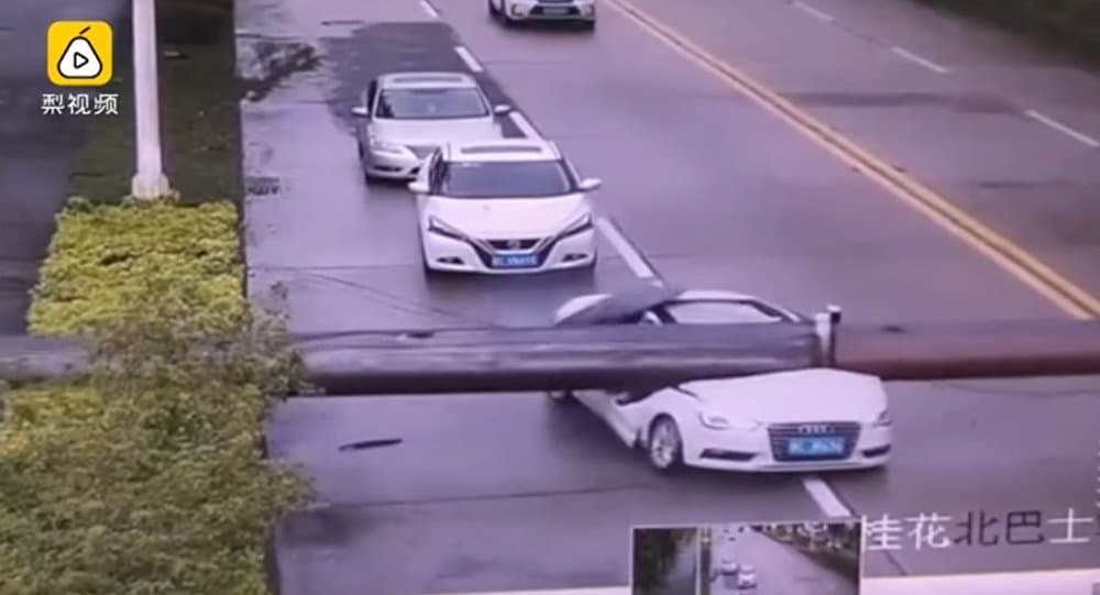 Mashinasiga ulkan kran qulagan haydovchi omon qoldi (video)