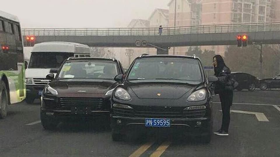 Kutilmagan tasodif: Porsche Macan nusxasi haqiqiy «Porshe»ga kelib urildi