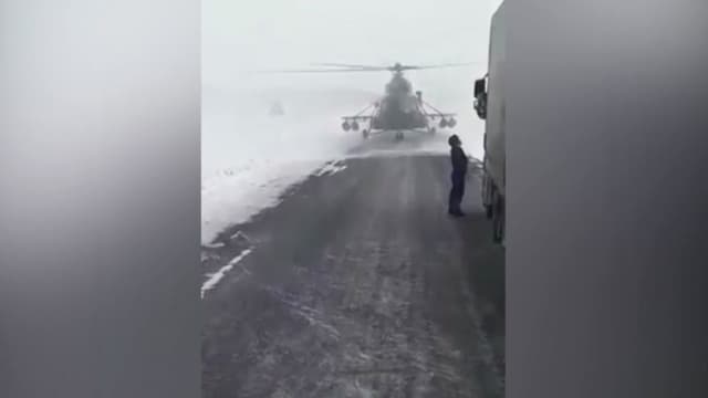 Qozog‘istonda uchuvchi yo‘lni so‘rash uchun vertolyotni mashina yo‘liga qo‘ndirdi