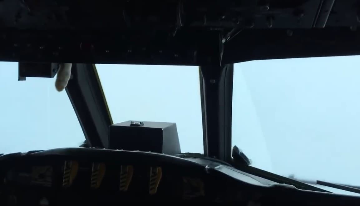 "Metyu" dovuli samolyot bortidan videoga olindi