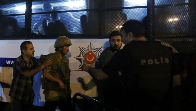 Turkiyada harbiy to‘ntarish amalga oshirishga urinishdan keyin 5 general, 29 polkovnik o‘z lavozimidan chetlatildi