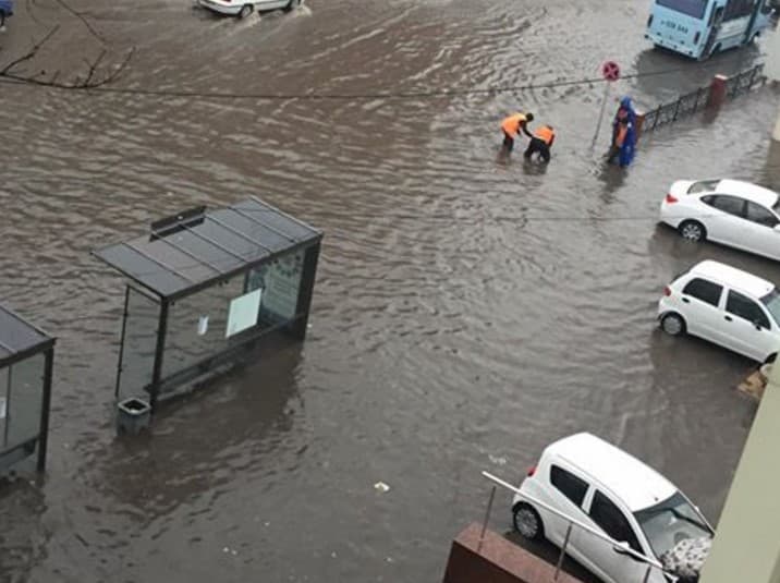 Video, foto: Toshkentning ayrim yo‘llarini yomg‘ir sabab suv bosdi