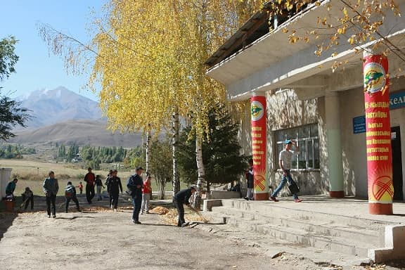 Qirg‘izistonda minglab maktab o‘quvchilari “haqiqiy bo‘lmagan shahodatnomalarni” olishdi