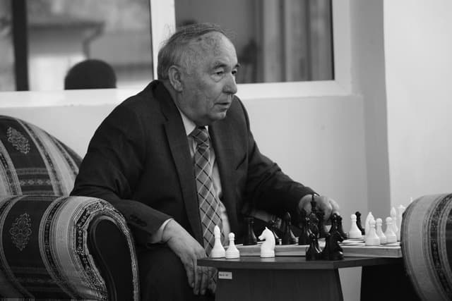 Erkin Vohidovga haykal o‘rnatiladi
