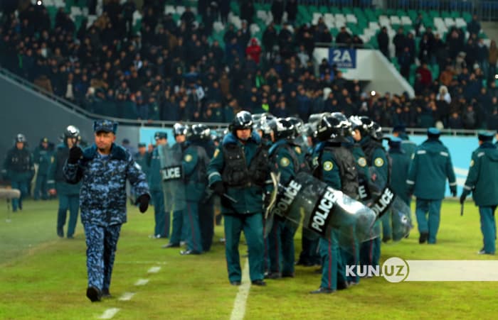Foto. Muxlislar maydonga chiqib ketishdi, militsiya tartib o‘rnatdi