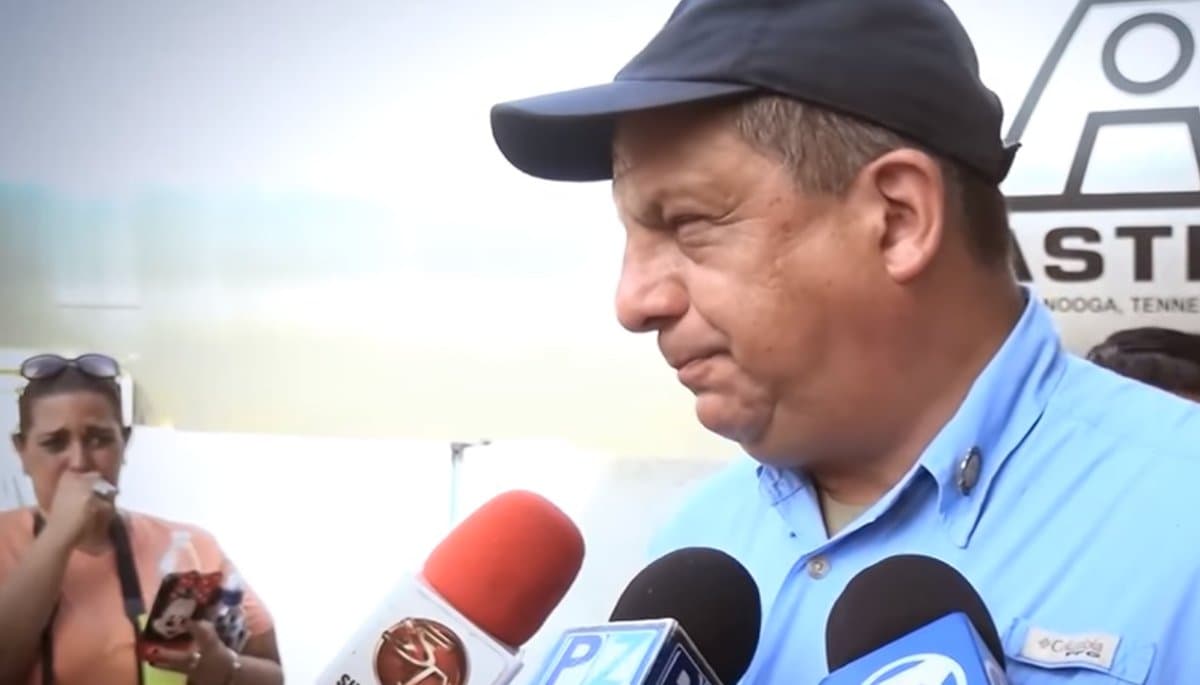 Video: Kosta-Rika prezidenti intervyu vaqtida arini yeb yubordi