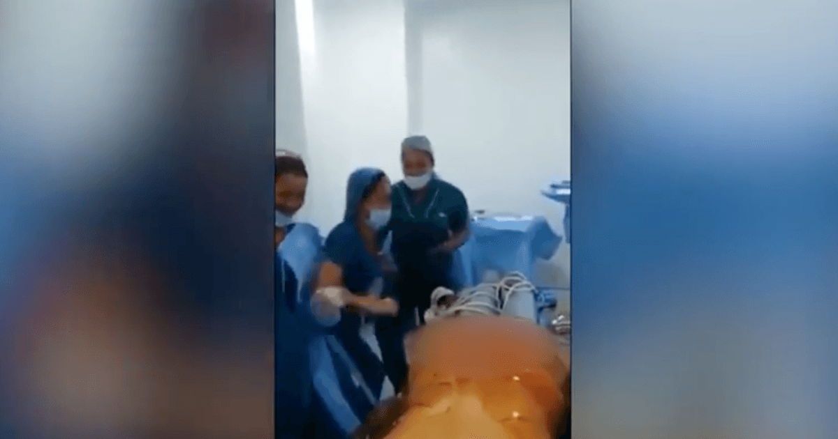 Bemor atrofida raqsga tushgan besh nafar tibbiyot xodimi ishdan haydaldi