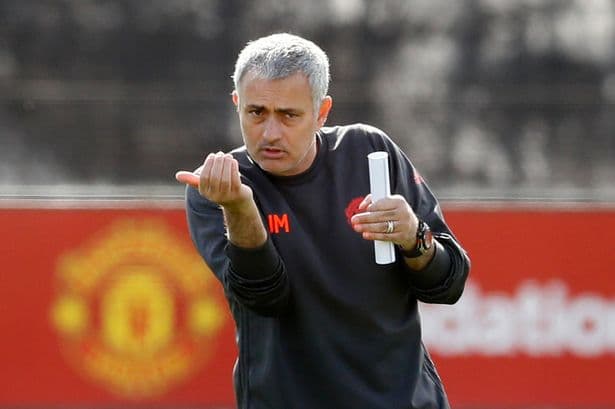 Mourino futbolchilardan biriga javob berdi