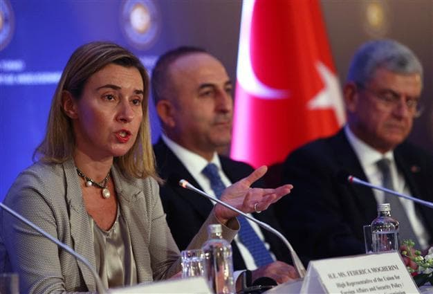 Mogerini Turkiya tashqi ishlar vaziri bilan mamlakatdagi hibsga olishlarni muhokama qildi
