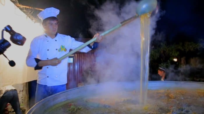 «Navbat hovuzda choy damlashga». Marg‘ilonlik oshpaz 2 ming litrlik sho‘rva qaynatdi