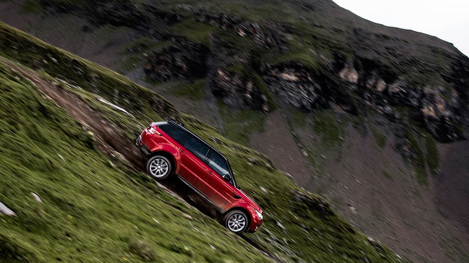 Kaskadyor 15 kilometrli tog‘ qiyaligidan Range Rover mashinasida tushdi