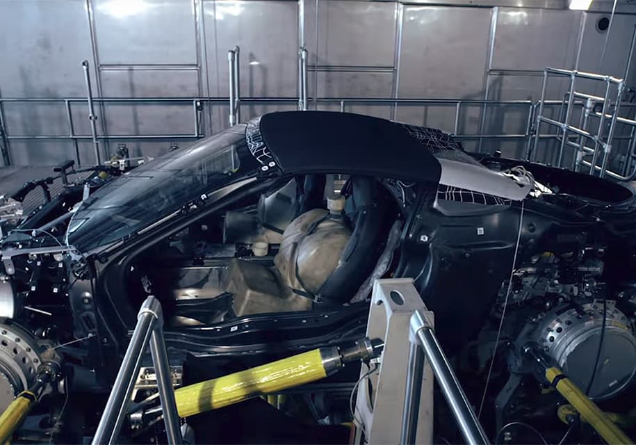 BMW tomsiz i8 yig‘ilishini namoyish qildi