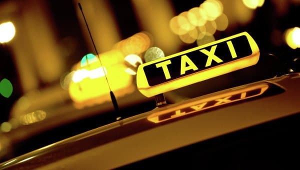 Moskvada taksichi aeroportdan mehmonxonagacha yo‘l uchun chililik jurnalistdan 900 dollar undirdi