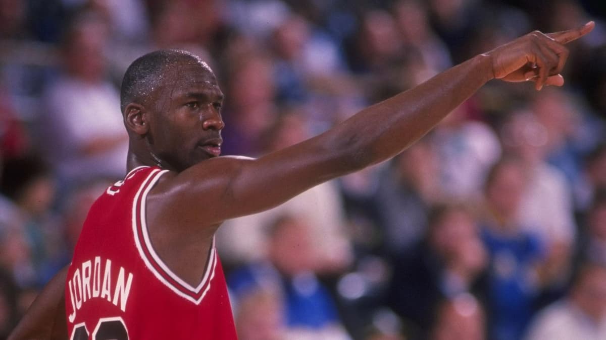 Afsonaviy basketbolchi Maykl Jordanning krossovkasi rekord narxga sotildi