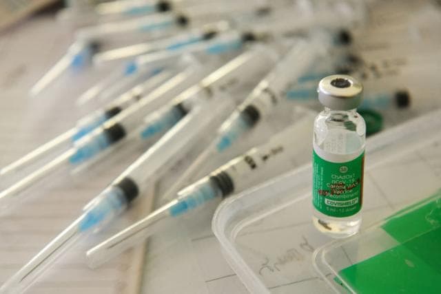 AstraZeneca koronavirusga qarshi o‘z vaksinasi tromb hosil qilishi mumkinligini tan oldi