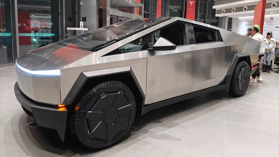 Tesla gaz pedali yopishib qolish xavfi tufayli barcha Cybertruck pikaplarini qaytarib oladi