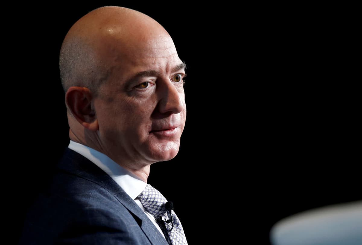 Jyeff Bezos yana dunyodagi eng badavlat insonga aylandi