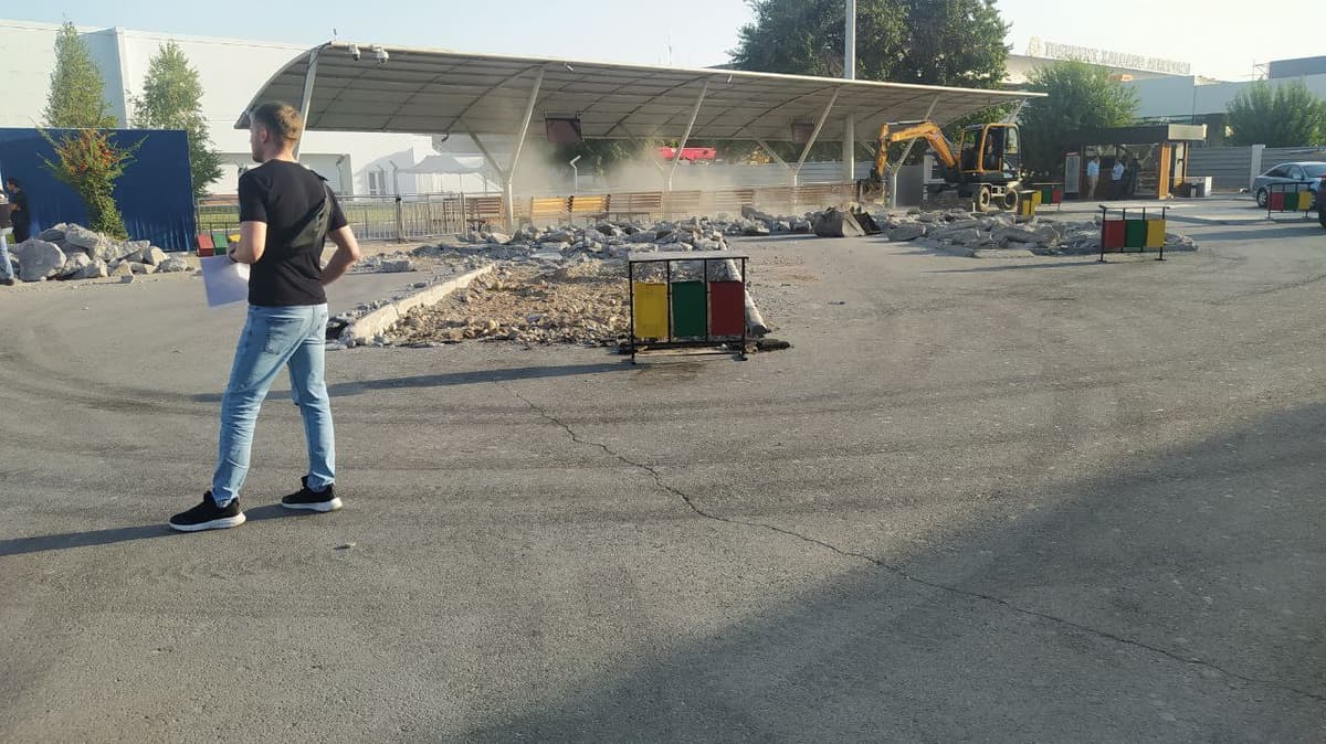 Toshkent xalqaro aeroporti avtoturargohida ta’mirlash ishlari qurilish joyi o‘rab olinmay qilinyapti