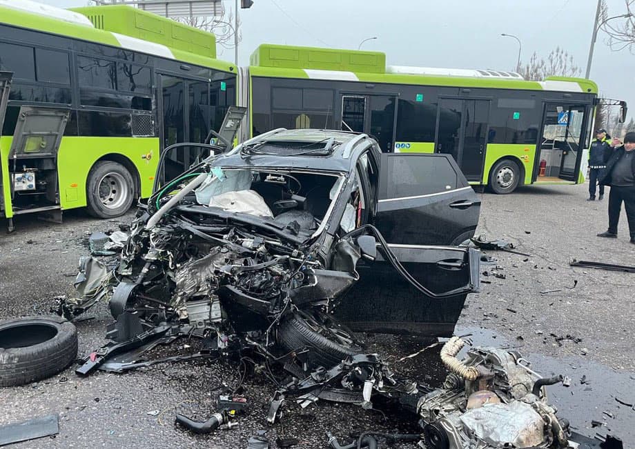 Toshkentda Tracker 197 km/soat tezlikda yo‘lovchi avtobusiga kelib urildi