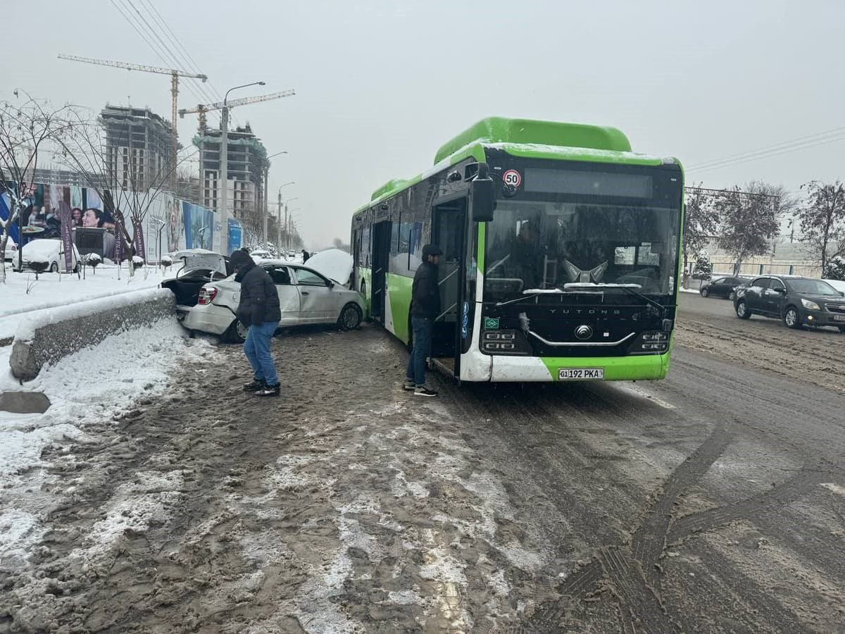 Traffic accident occurred in Tashkent involving two Yutong electric buses and a Cobalt; one passenger injured