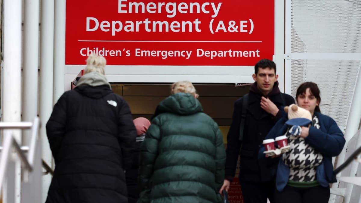 Britaniya shifoxonalarida navbatlar sabab kuniga 50 ga yaqin odam vafot etmoqda - The Times