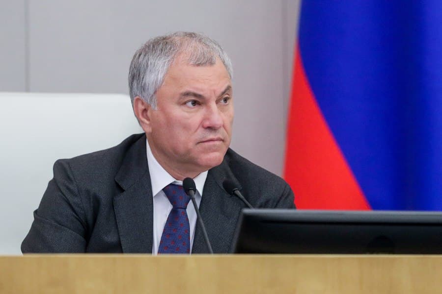 O‘zboshimchalik bilan xorijga chiqqan Rossiya deputatlari va senatorlari mandatlaridan ayrilashadi