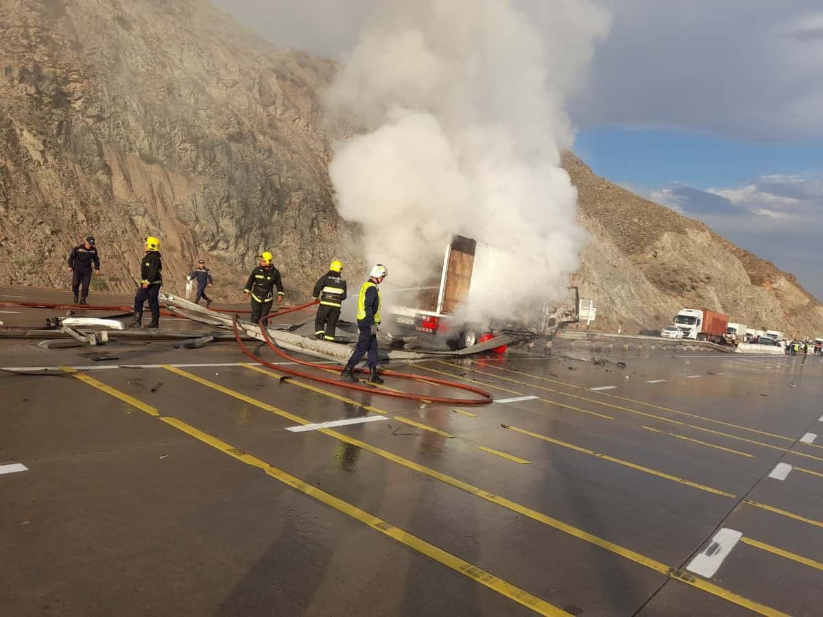 Qamchiq dovonida beton to‘siqqa urilgan yuk mashinasi yonib ketdi