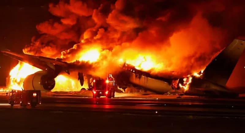 Tokio aeroportiga qo‘nishda yo‘lovchi samolyot yonib ketdi. Qurbonlar bor