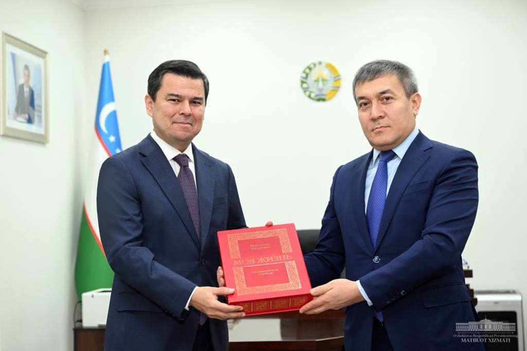 Nursulton Nazarboyev kitobining bir nusxasi Shavkat Mirziyoyevga yetkazildi