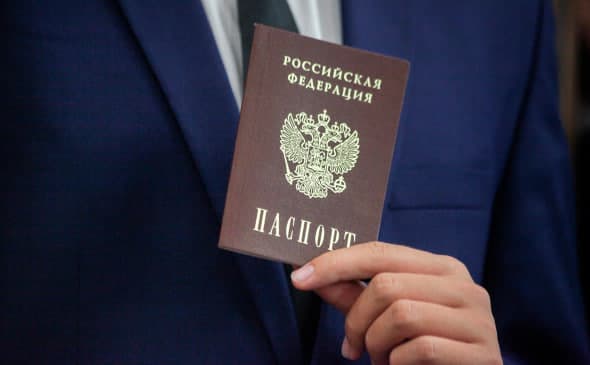 Rossiyada mamlakatdan chiqishi taqiqlangan fuqarolar pasportini topshirishga majbur bo‘ladi
