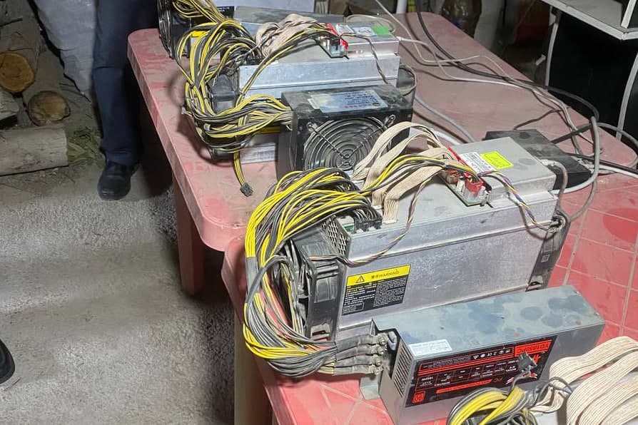 Qibrayda elektrdan noqonuniy foydalangan holda mayning qurilmalarini o‘rnatgan xonadonlar aniqlandi