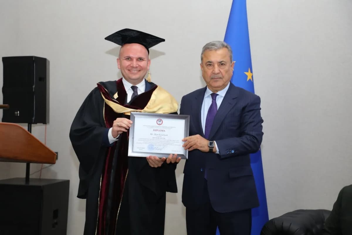 Yevroparlament deputatiga JIDU faxriy doktori unvoni topshirildi