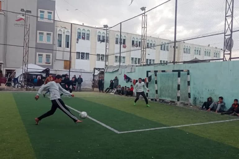 “Bolaligimning oxirgi daqiqalarini yashashni xohlayman” – G‘azodagi lagerda futbol bilan ovunayotgan bolalar