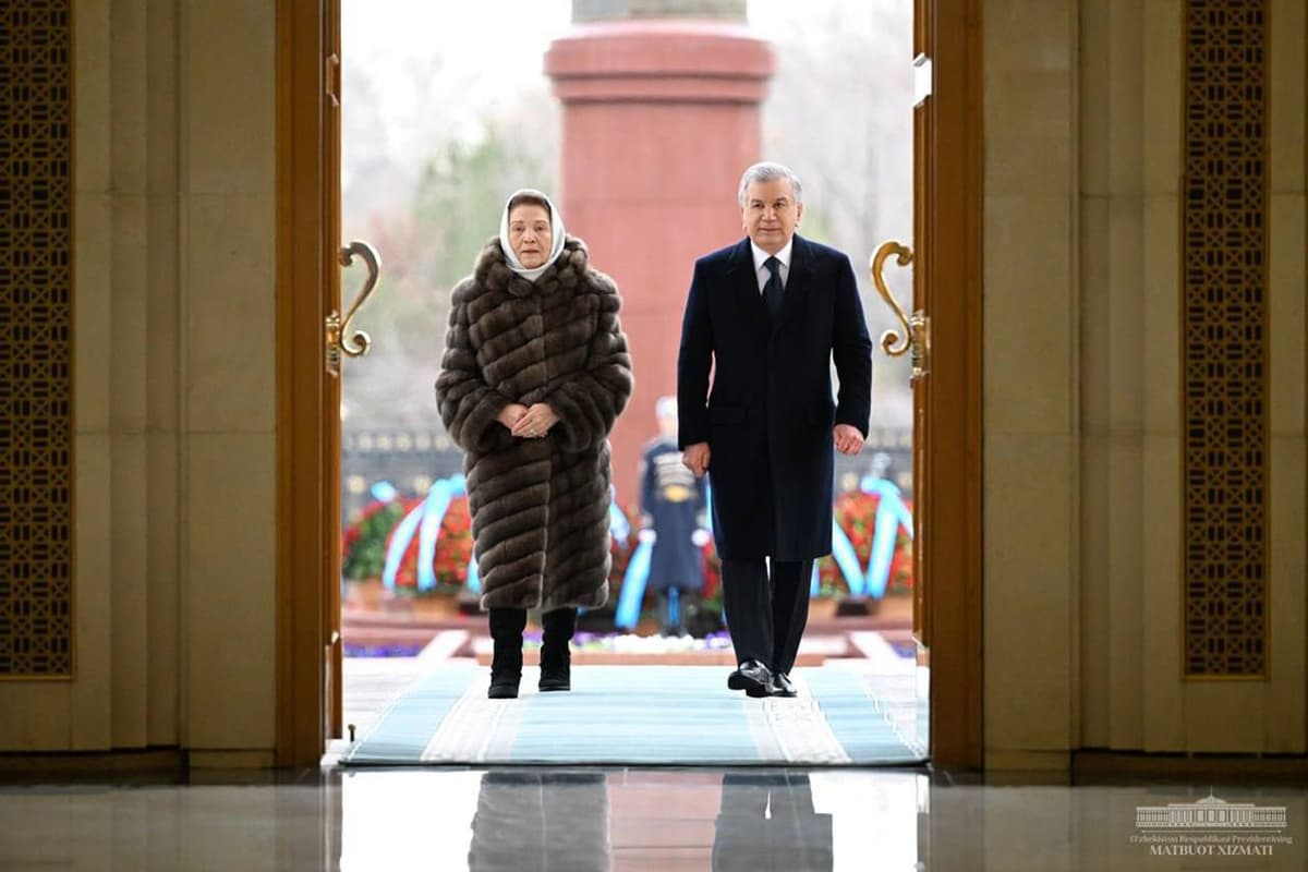Photo: Shavkat Mirziyoyev laid flowers at the statue of Islam Karimov