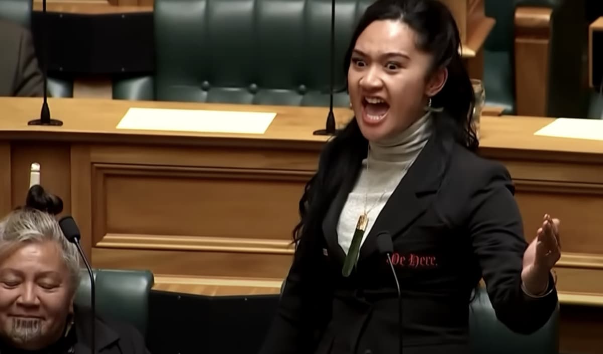 Yangi Zelandiyada maori deputatlari bahsli qonun loyihasiga norozilik bildirib, majlisda raqsga tushdi