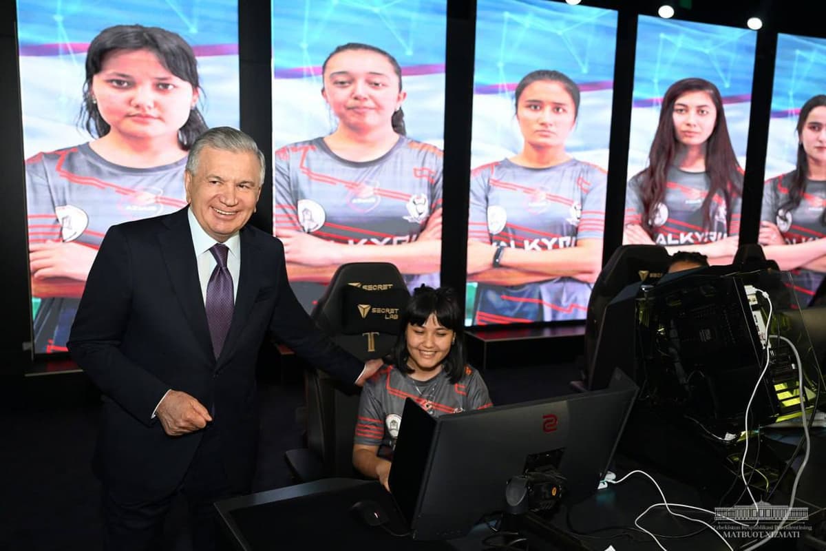 Shavkat Mirziyoyev Jizzaxdagi Kibersport arenasida yoshlar bilan uchrashdi