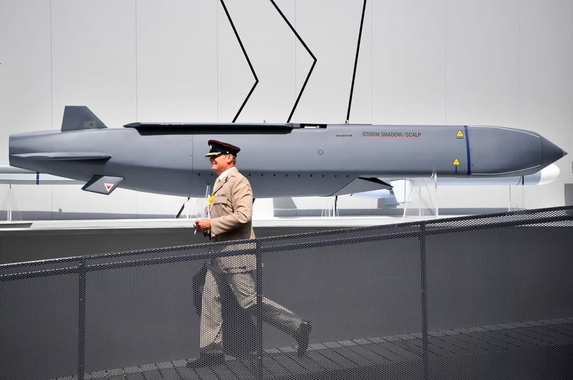 AQSh ortidan Buyuk Britaniya ham Ukrainaga uzoq masofali raketalardan Rossiyaga zarba yo‘llashga ruxsat berdi – OAV