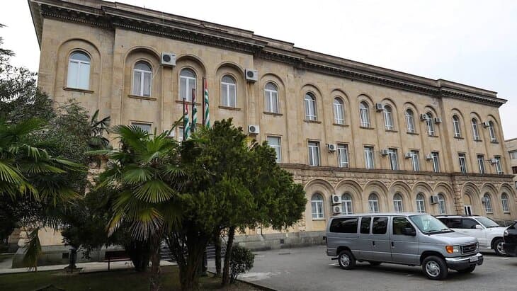 Abxaziya parlamenti oldida otishma yuz berdi. Bir deputat halok bo‘ldi