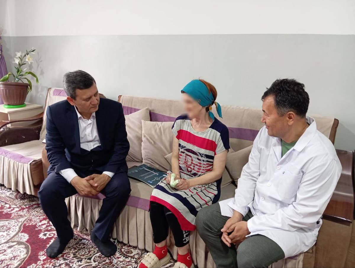 Sirdaryodagi “Muruvvat” uyida davolanayotgan aqli zaif bemorni mazax qilgan xodimlar ishdan bo‘shatildi